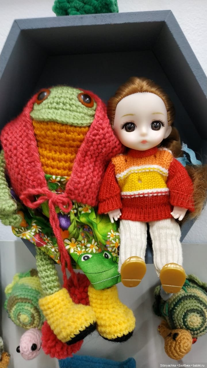 Глаша в отделе авторских подарков и настольных игр