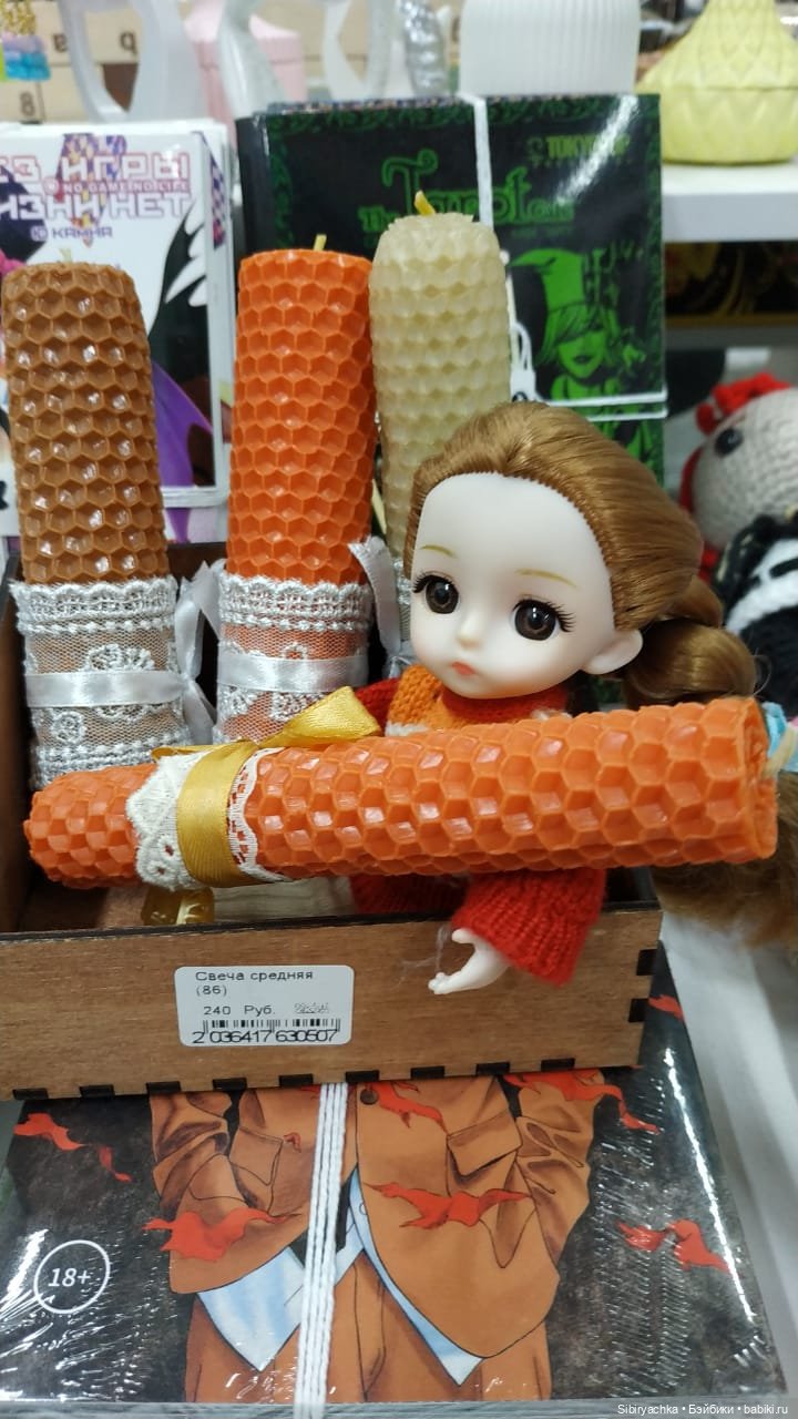 Глаша в отделе авторских подарков и настольных игр