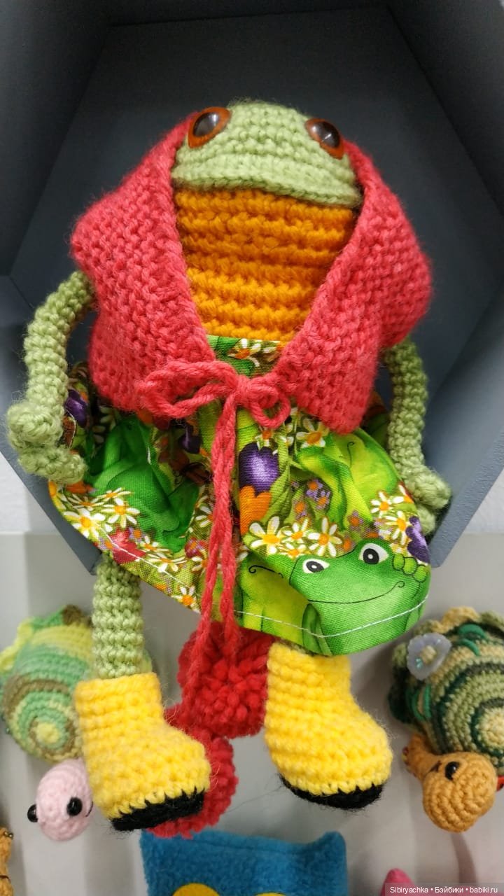 Глаша в отделе авторских подарков и настольных игр