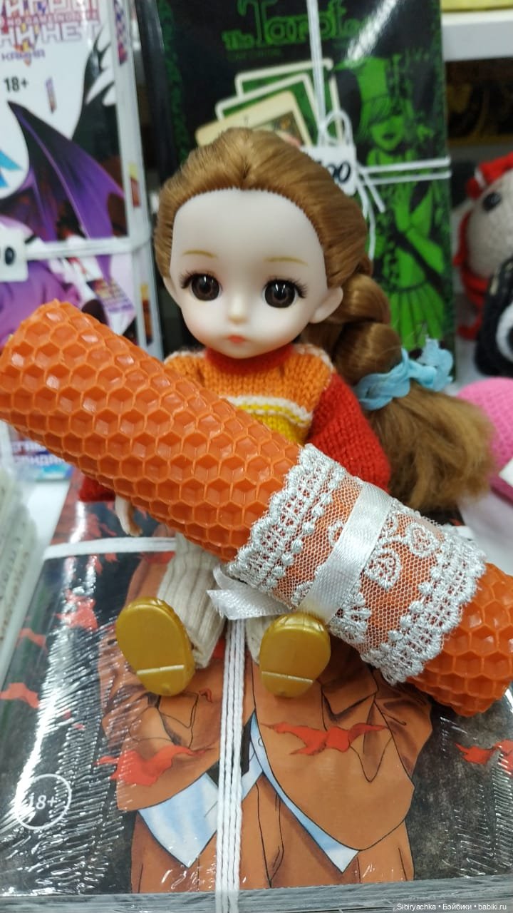 Глаша в отделе авторских подарков и настольных игр