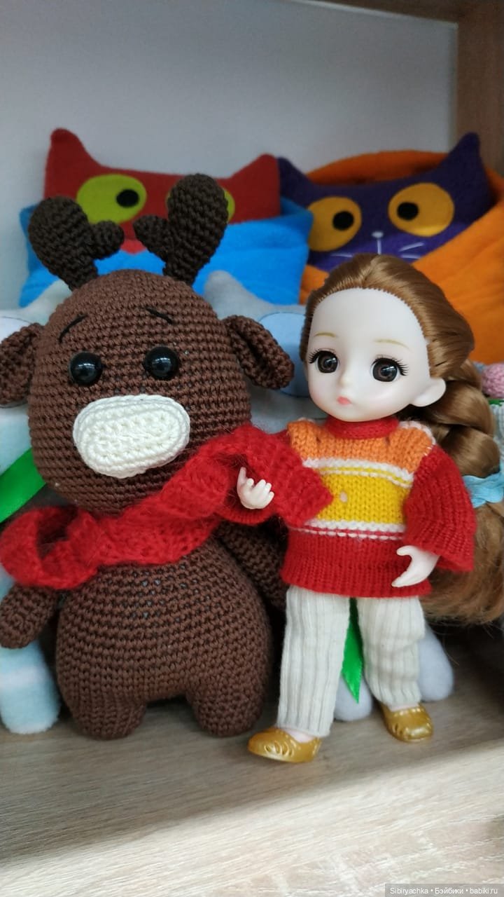 Глаша в отделе авторских подарков и настольных игр