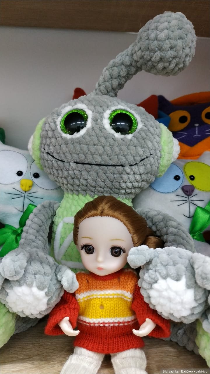 Глаша в отделе авторских подарков и настольных игр