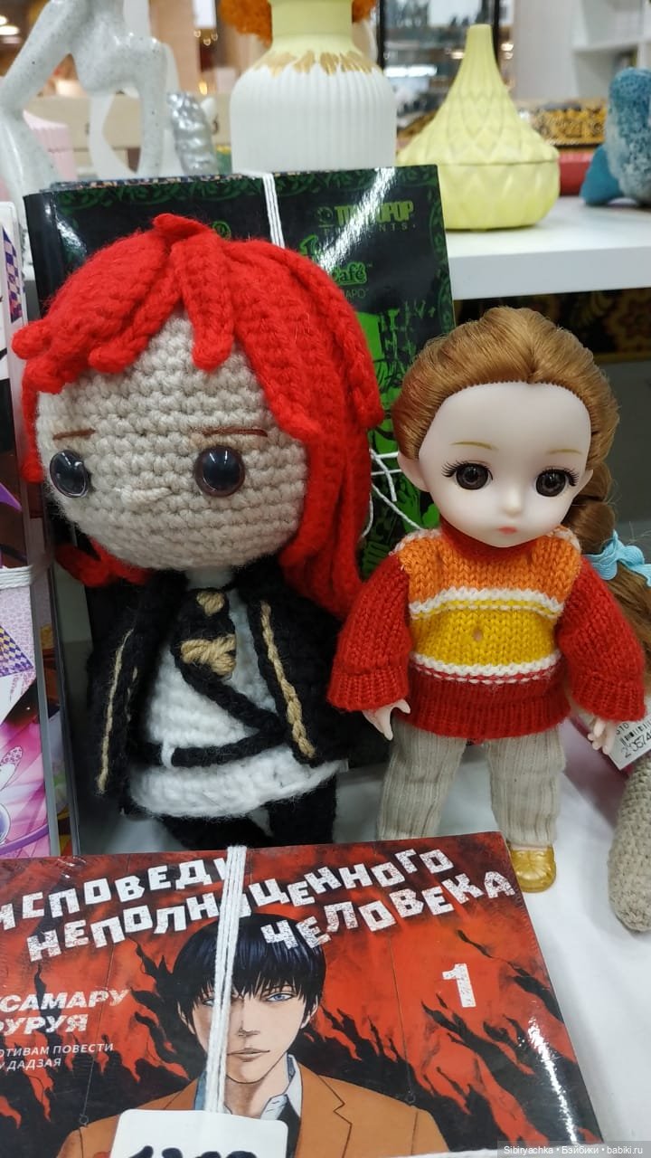 Глаша в отделе авторских подарков и настольных игр