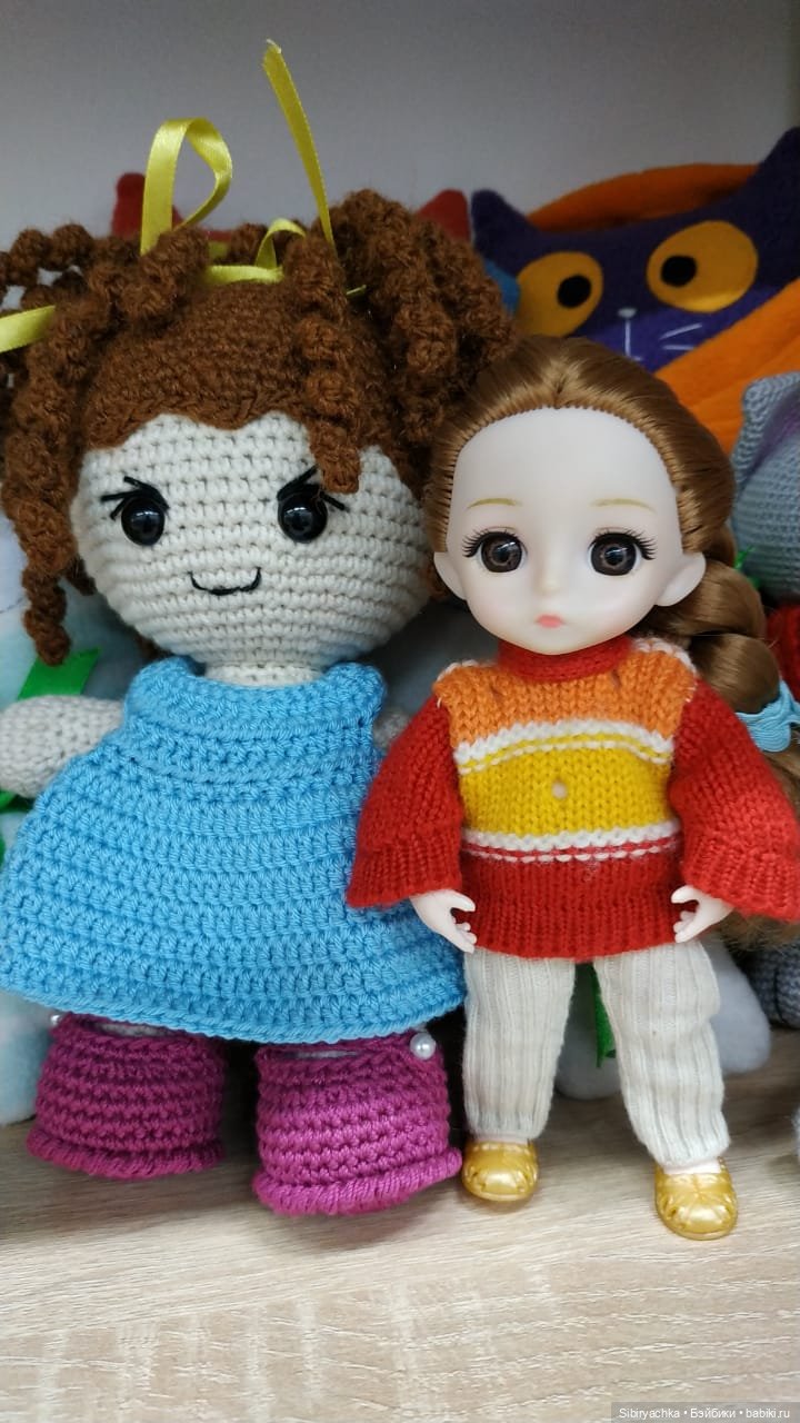 Глаша в отделе авторских подарков и настольных игр