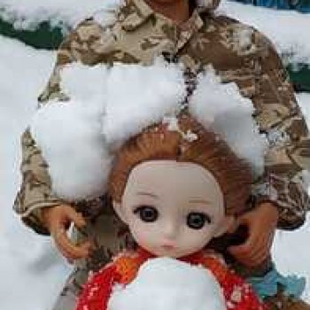 Леонид и Глаша радуются первому снегу.