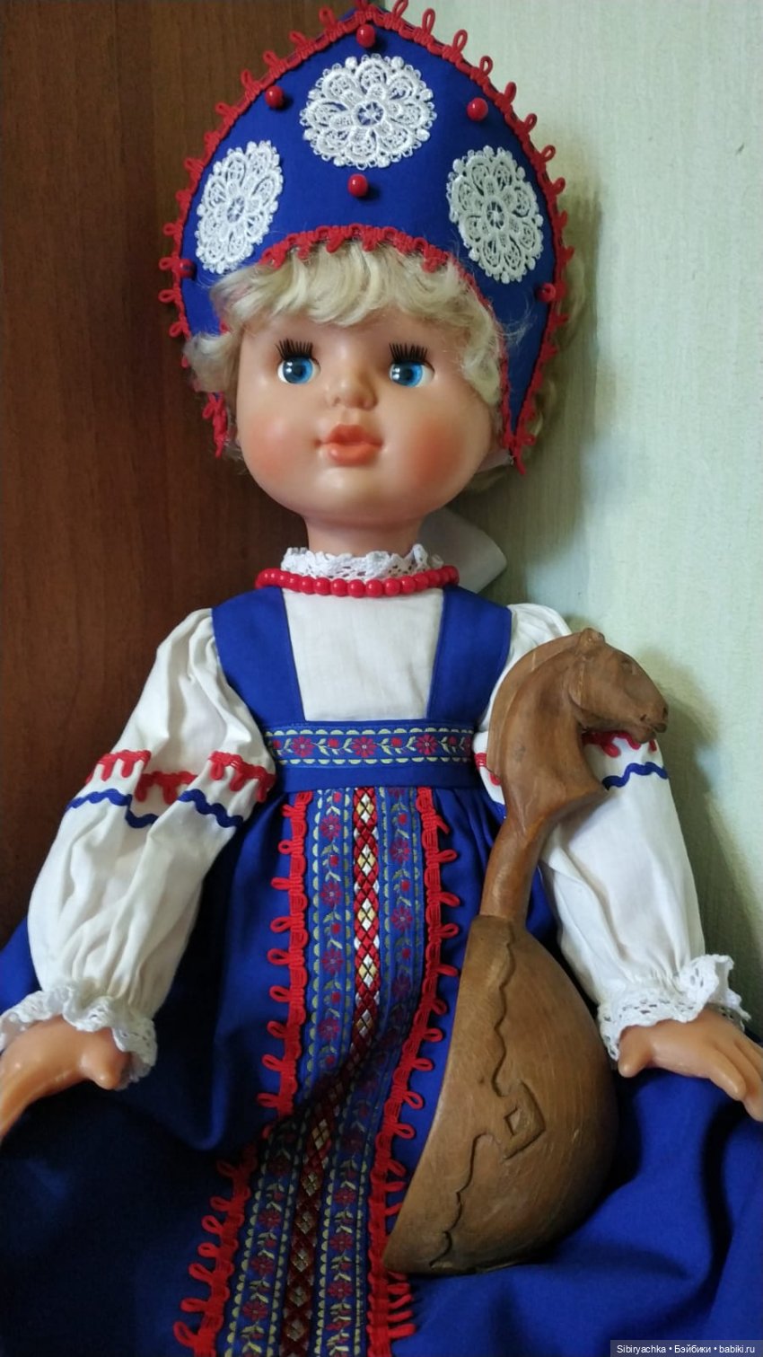 Девочки из Днепропетровска в народных костюмах