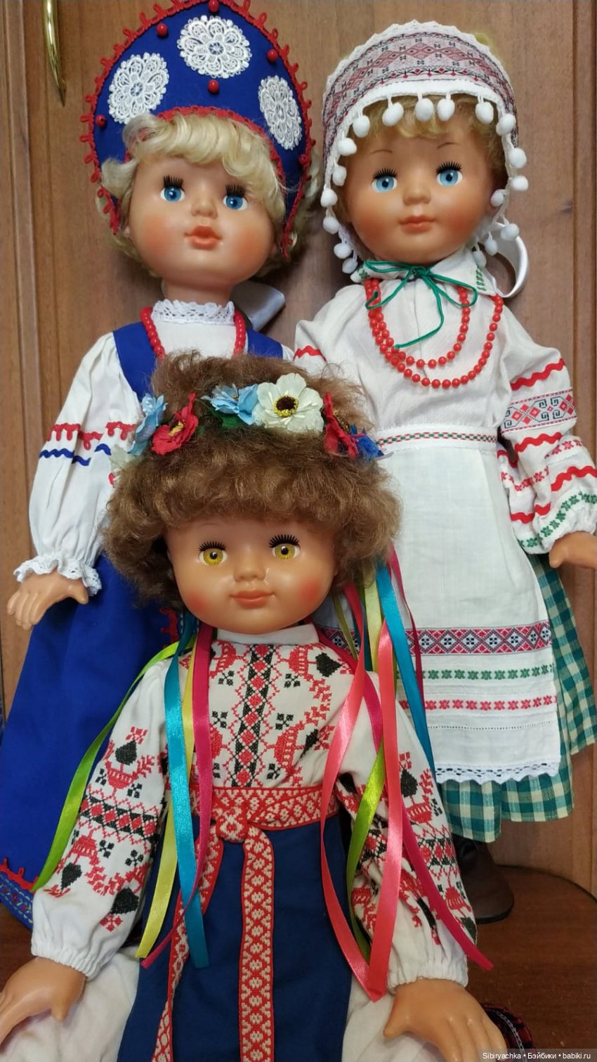 Девочки из Днепропетровска в народных костюмах (фото 6)