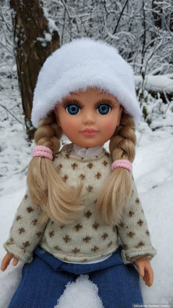 Настя любуется красотой заснеженного леса (фото 9)