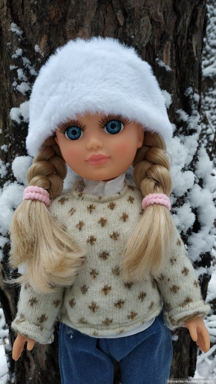 Настя любуется красотой заснеженного леса