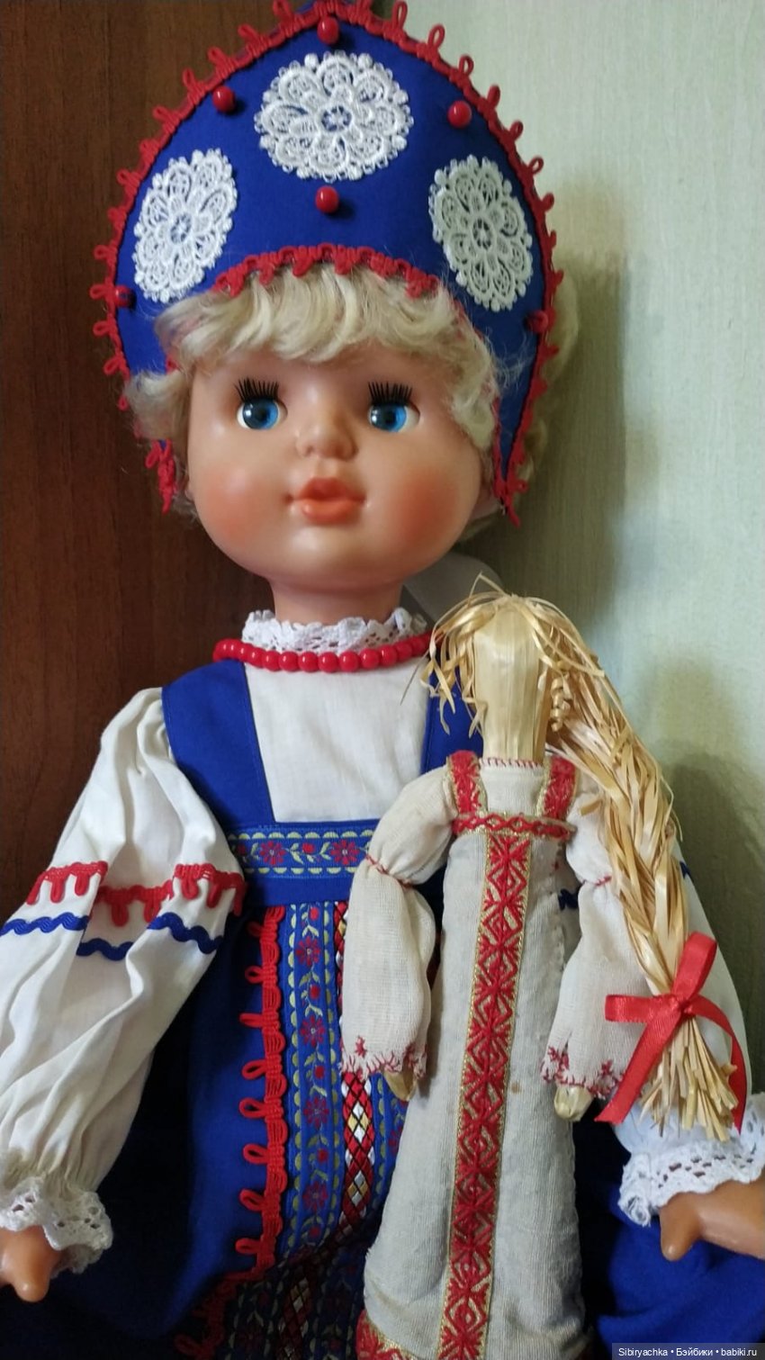 Девочки из Днепропетровска в народных костюмах