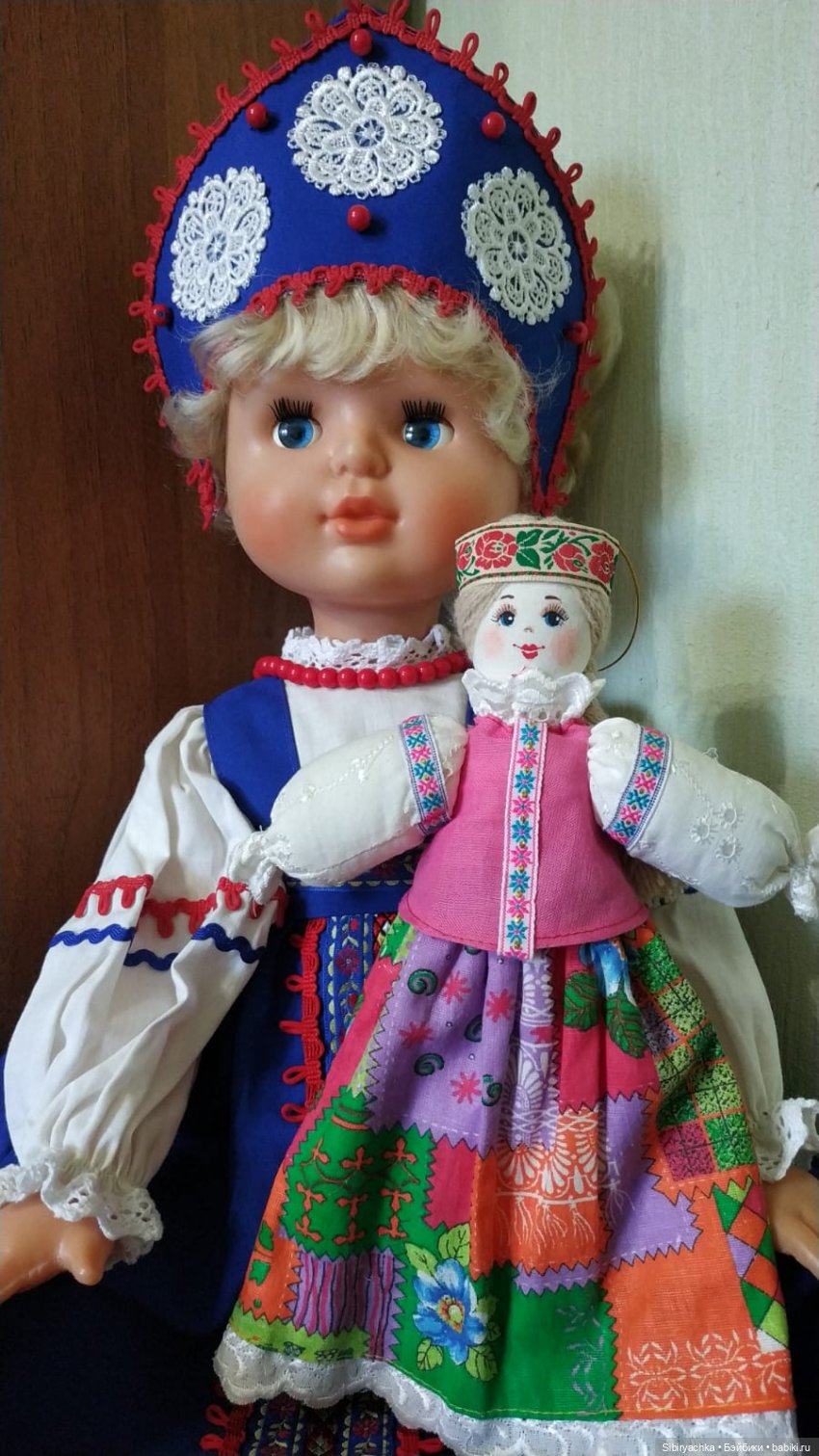 Девочки из Днепропетровска в народных костюмах