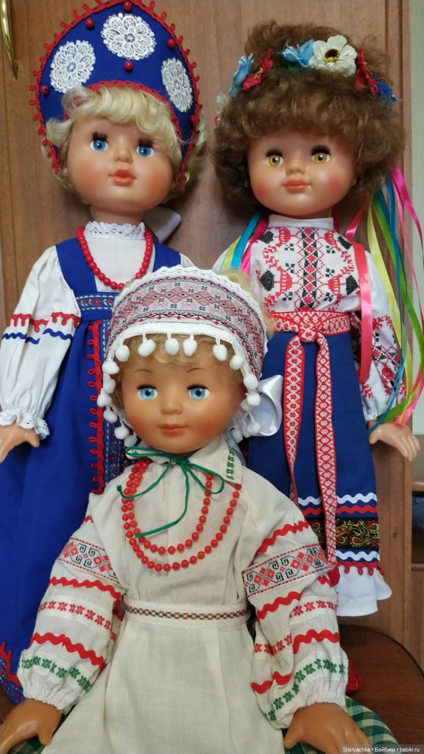 Девочки из Днепропетровска в народных костюмах (фото 5)