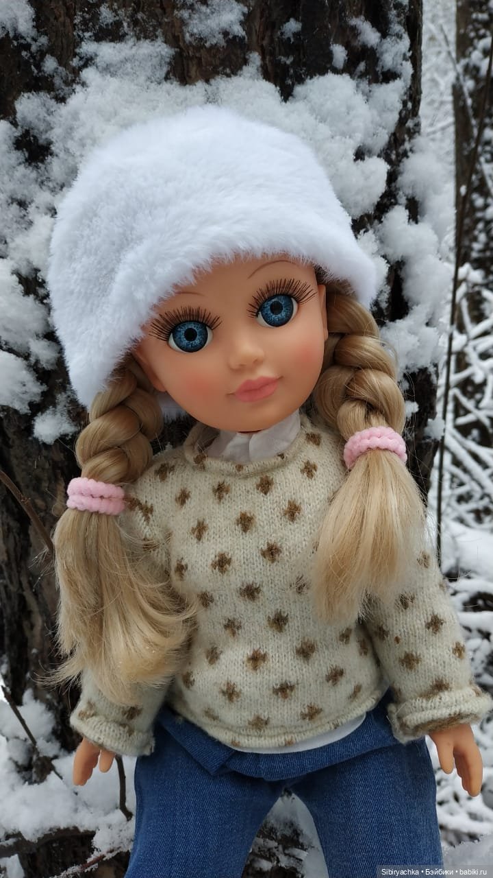 Настя любуется красотой заснеженного леса