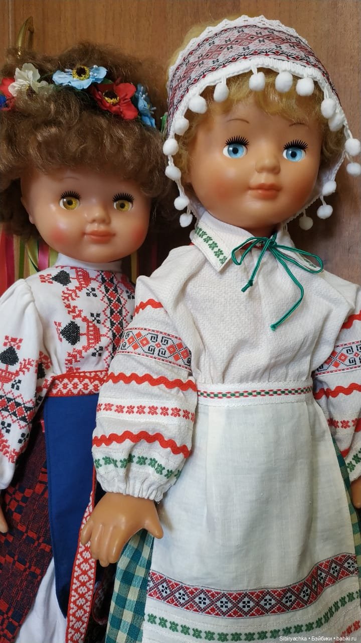 Девочки из Днепропетровска в народных костюмах