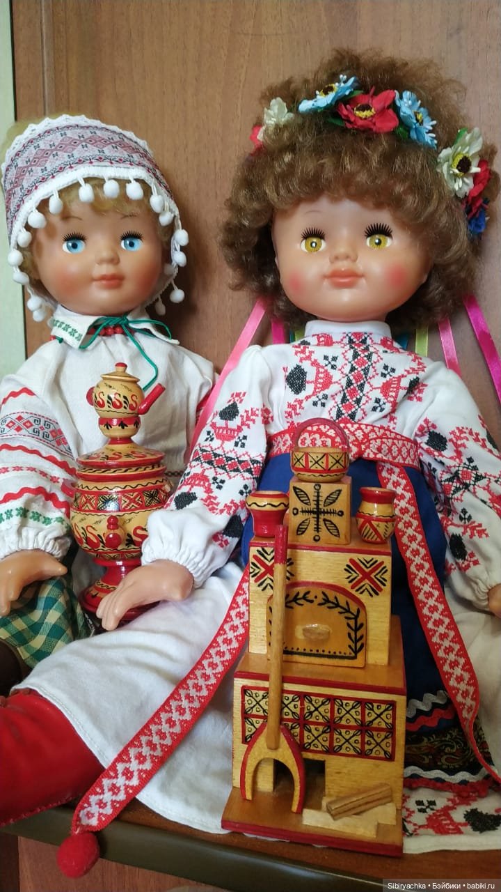 Девочки из Днепропетровска в народных костюмах