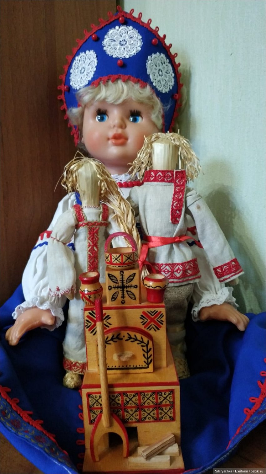 Девочки из Днепропетровска в народных костюмах