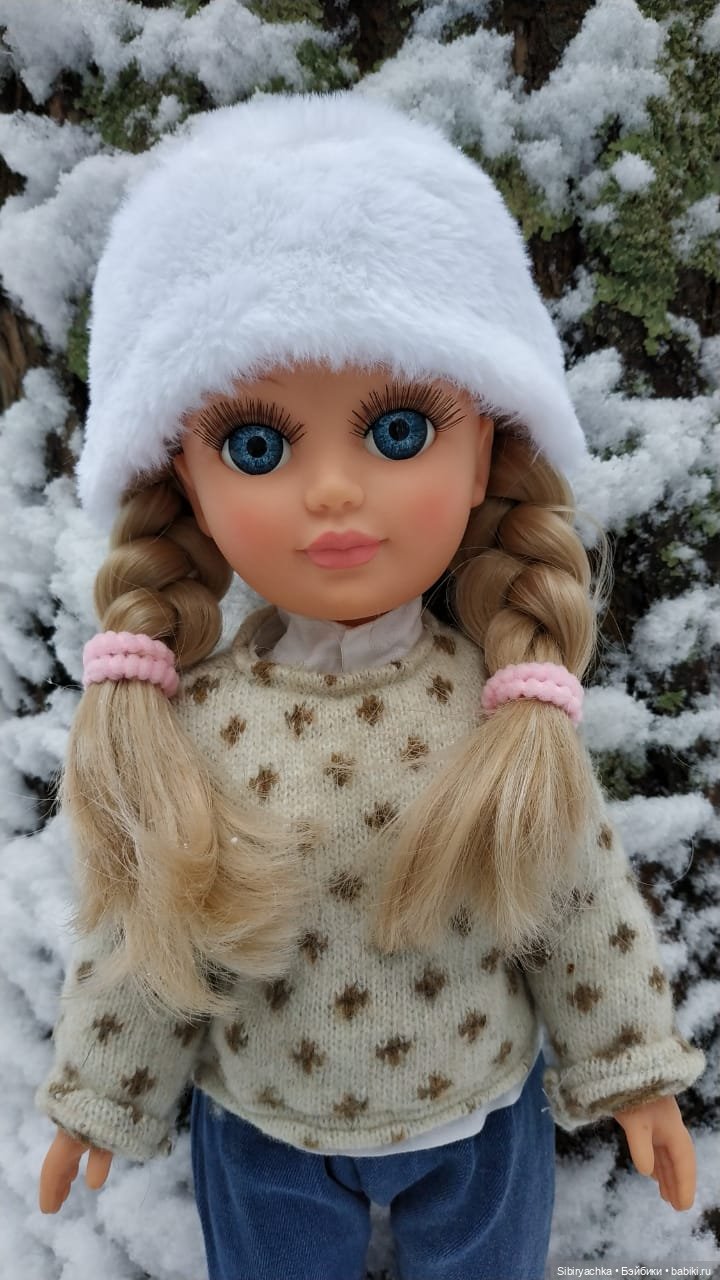 Настя любуется красотой заснеженного леса