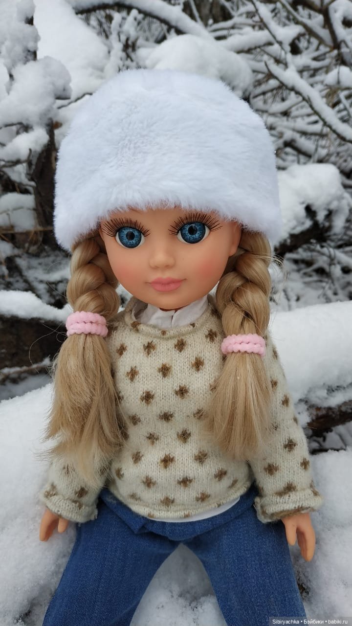 Настя любуется красотой заснеженного леса (фото 4)