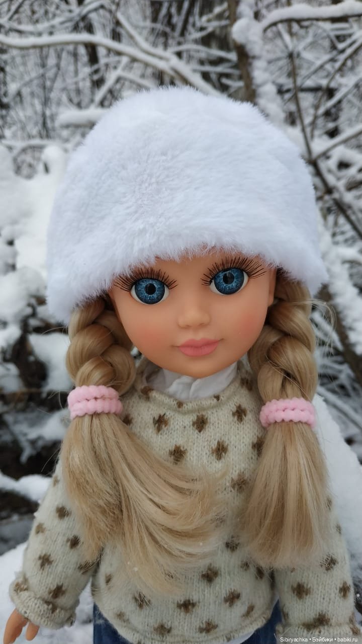 Настя любуется красотой заснеженного леса (фото 8)