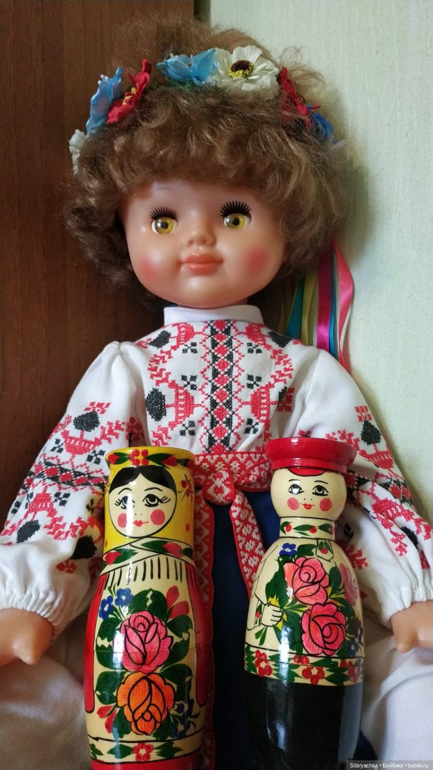 Девочки из Днепропетровска в народных костюмах