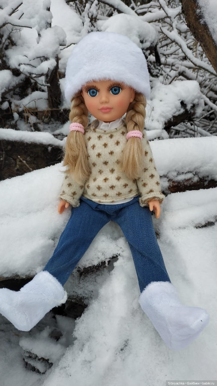 Настя любуется красотой заснеженного леса (фото 5)