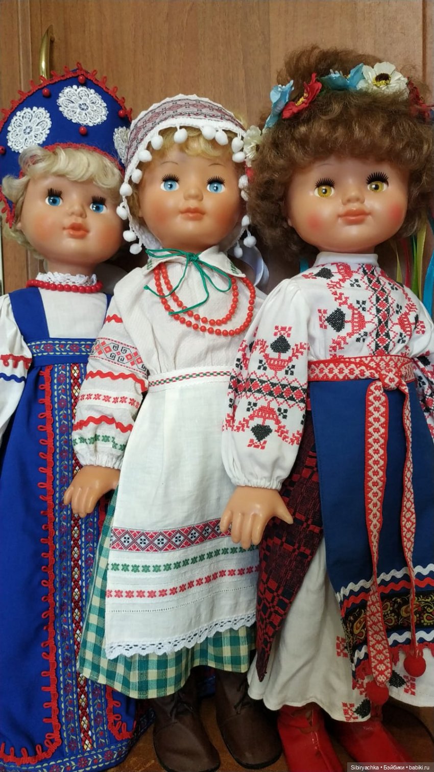 Девочки из Днепропетровска в народных костюмах (фото 3)