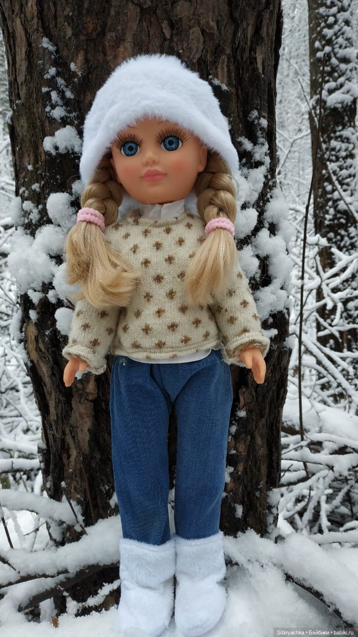 Настя любуется красотой заснеженного леса