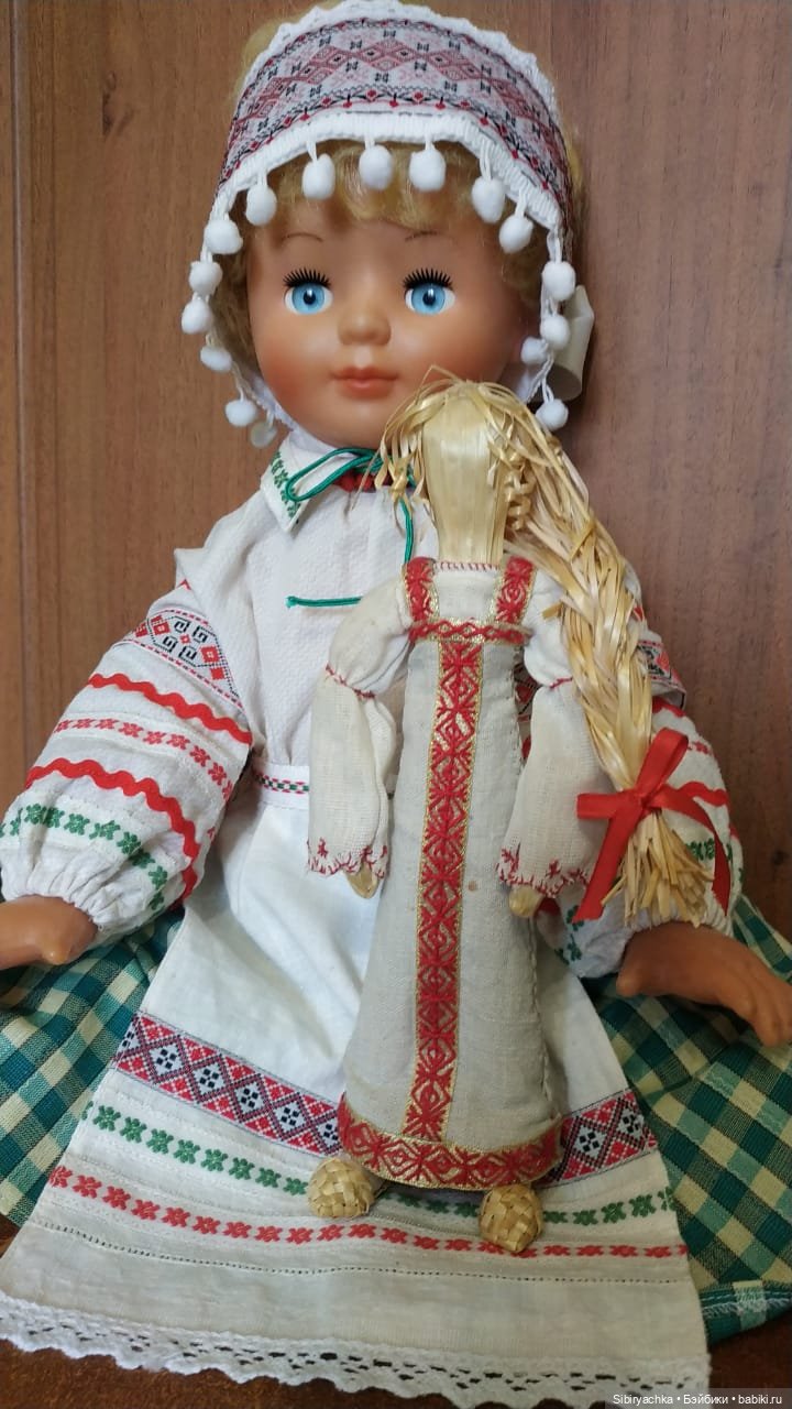 Девочки из Днепропетровска в народных костюмах