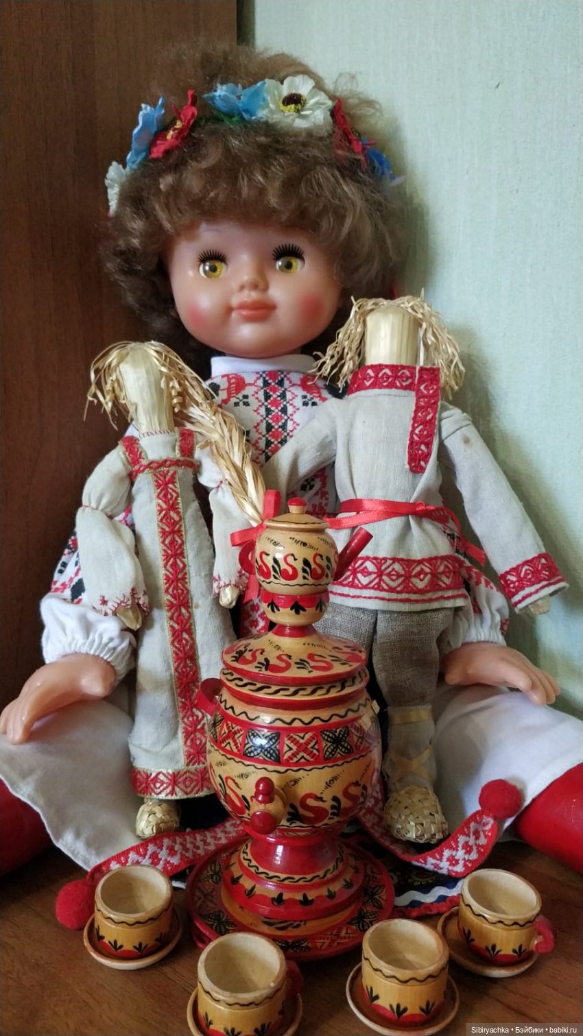 Девочки из Днепропетровска в народных костюмах