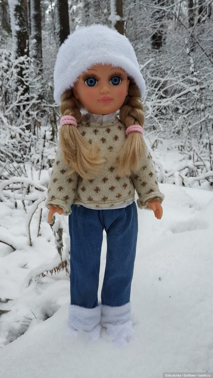 Настя любуется красотой заснеженного леса