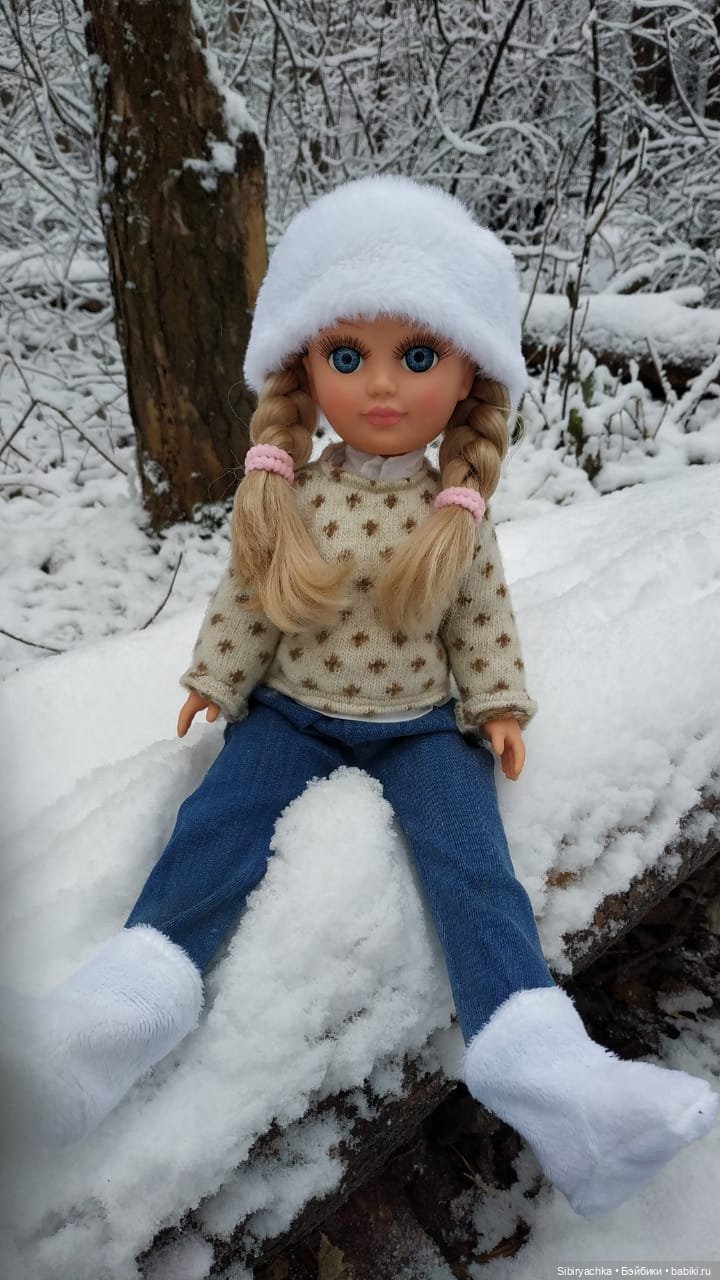 Настя любуется красотой заснеженного леса (фото 10)