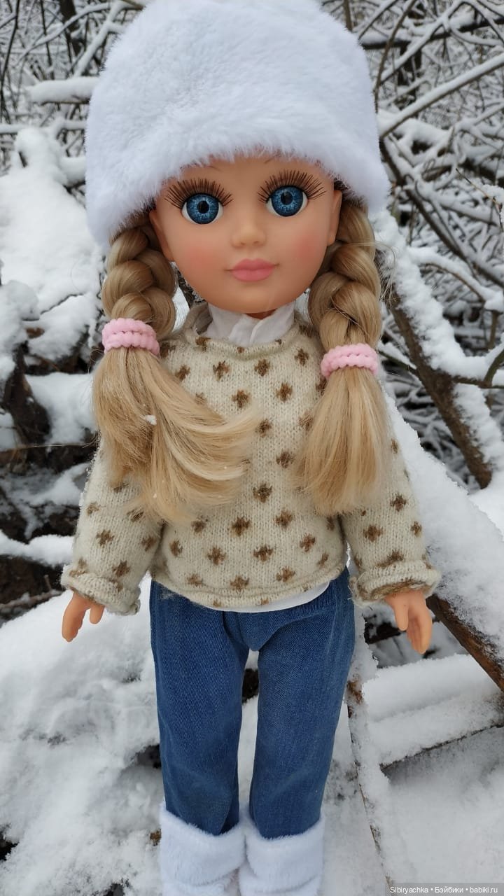 Настя любуется красотой заснеженного леса (фото 6)