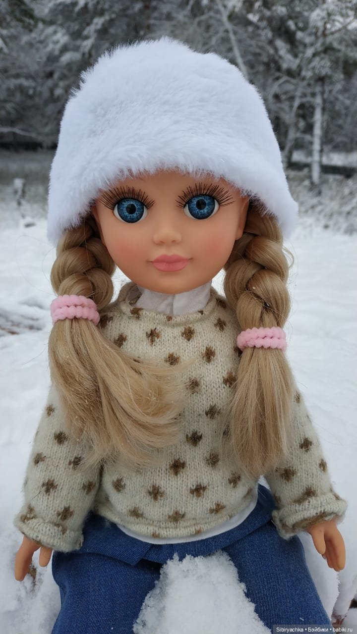 Настя любуется красотой заснеженного леса