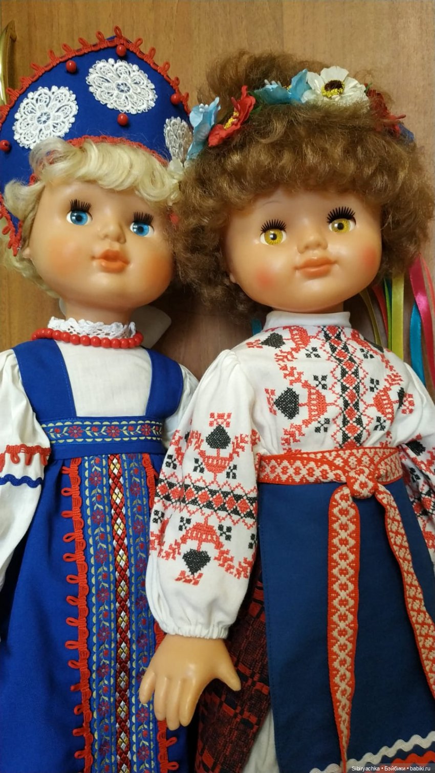 Девочки из Днепропетровска в народных костюмах (фото 2)