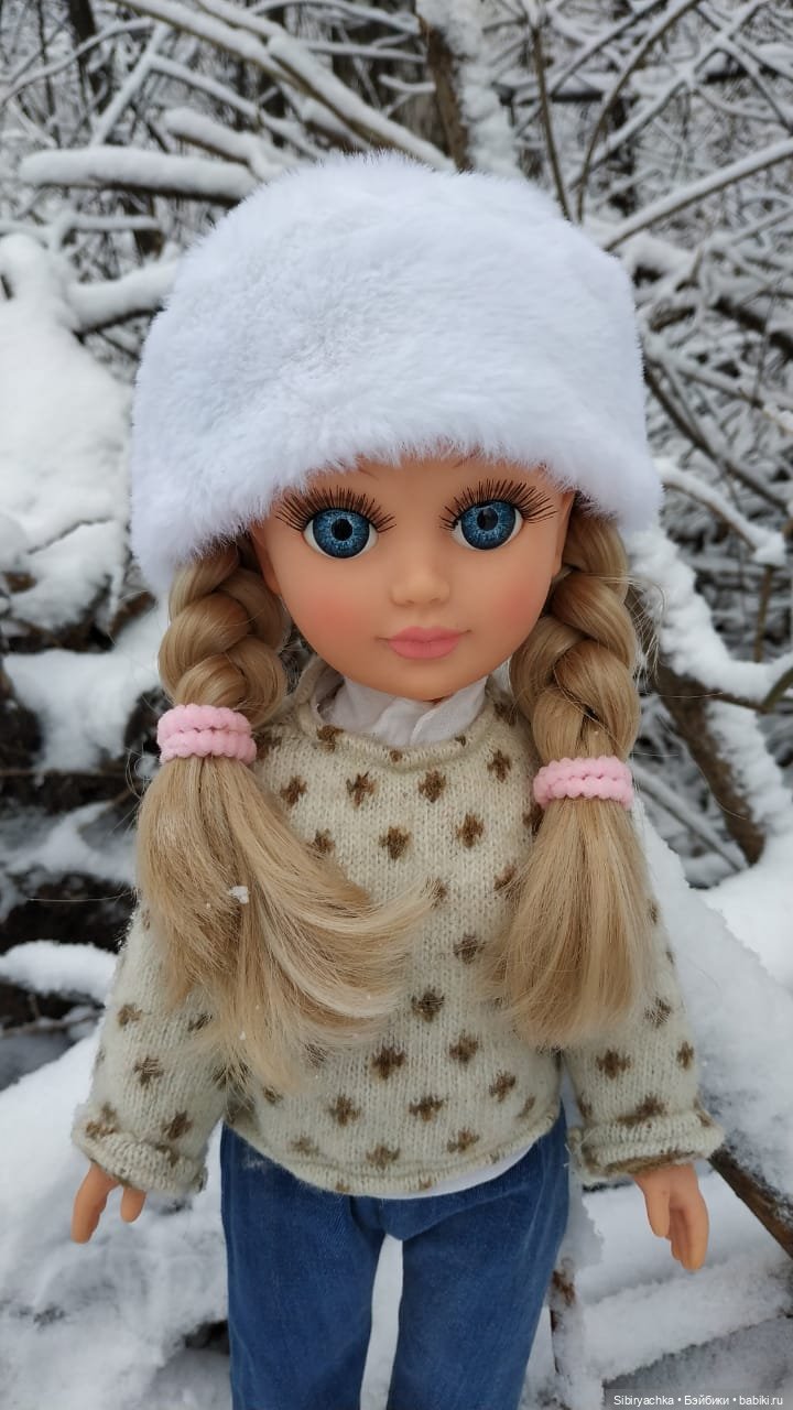 Настя любуется красотой заснеженного леса (фото 7)