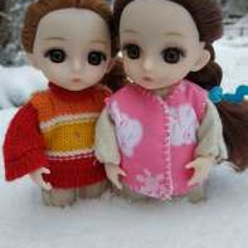 Глаша и Луша в любимом лесу.