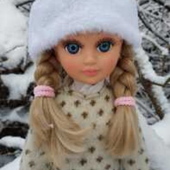 Настя любуется красотой заснеженного леса.