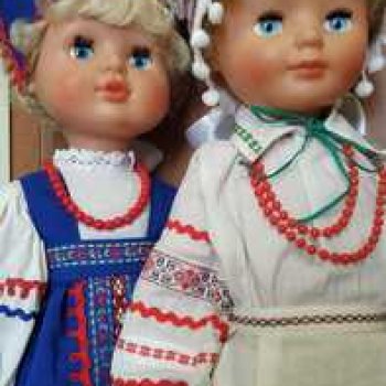 Девочки из Днепропетровска в народных костюмах.