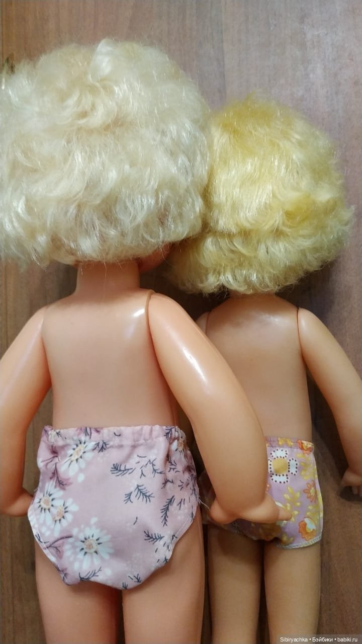 Девочки в платьях их ацетатного шёлка из далёкого прошлого