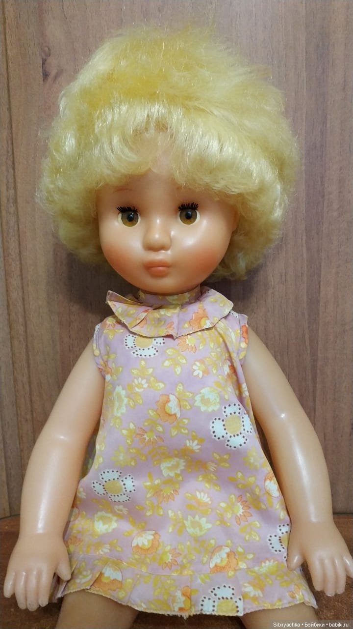 Девочки в платьях их ацетатного шёлка из далёкого прошлого