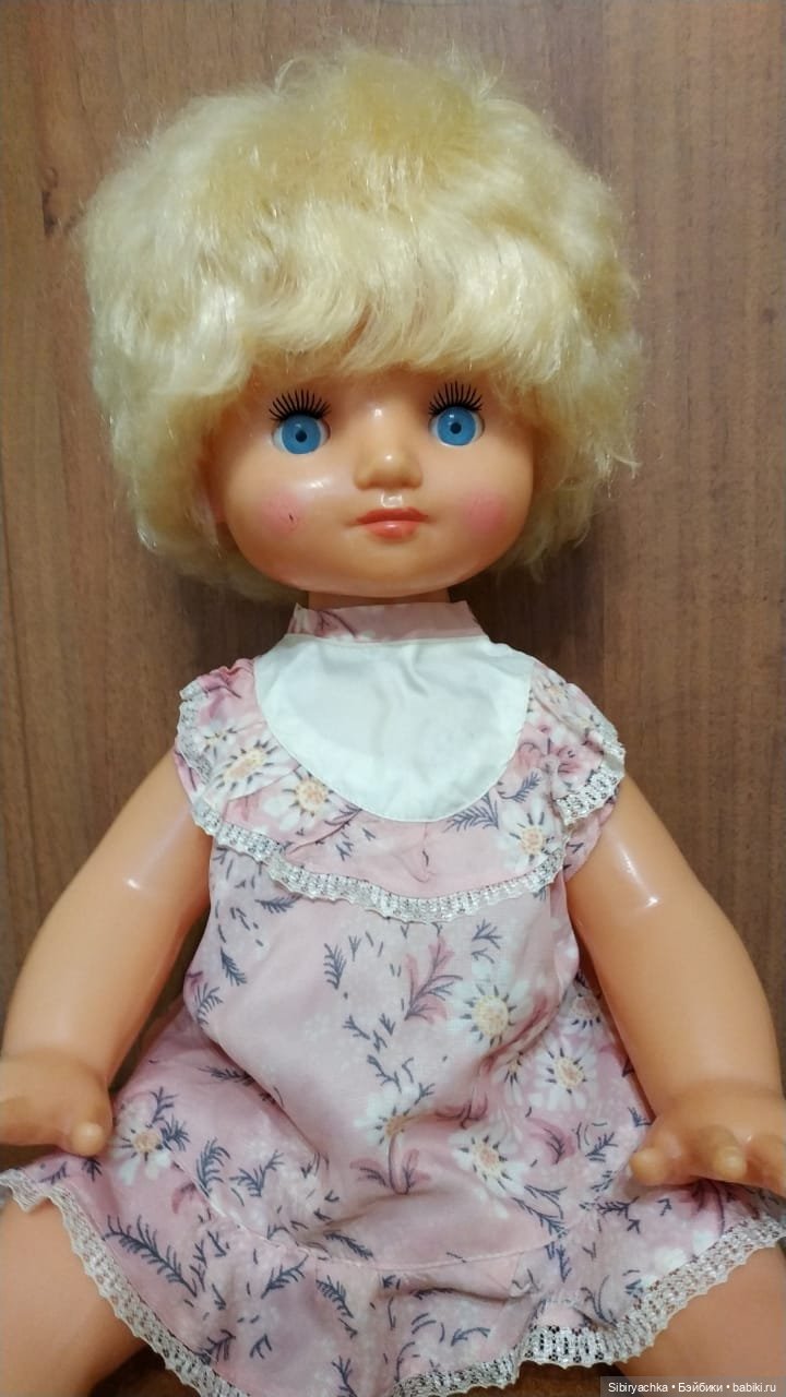 Девочки в платьях их ацетатного шёлка из далёкого прошлого