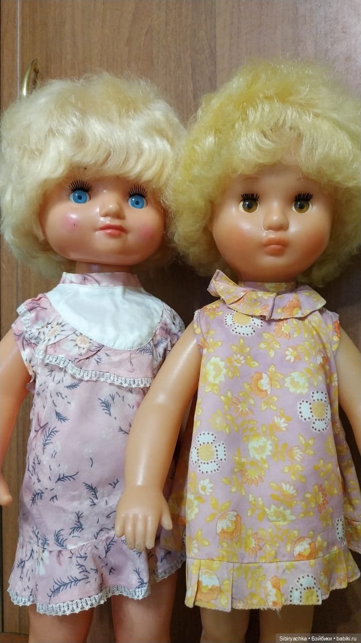 Девочки в платьях их ацетатного шёлка из далёкого прошлого