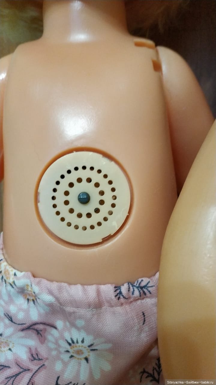 Девочки в платьях их ацетатного шёлка из далёкого прошлого