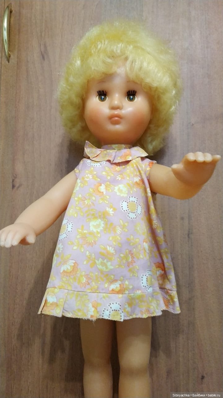 Девочки в платьях их ацетатного шёлка из далёкого прошлого