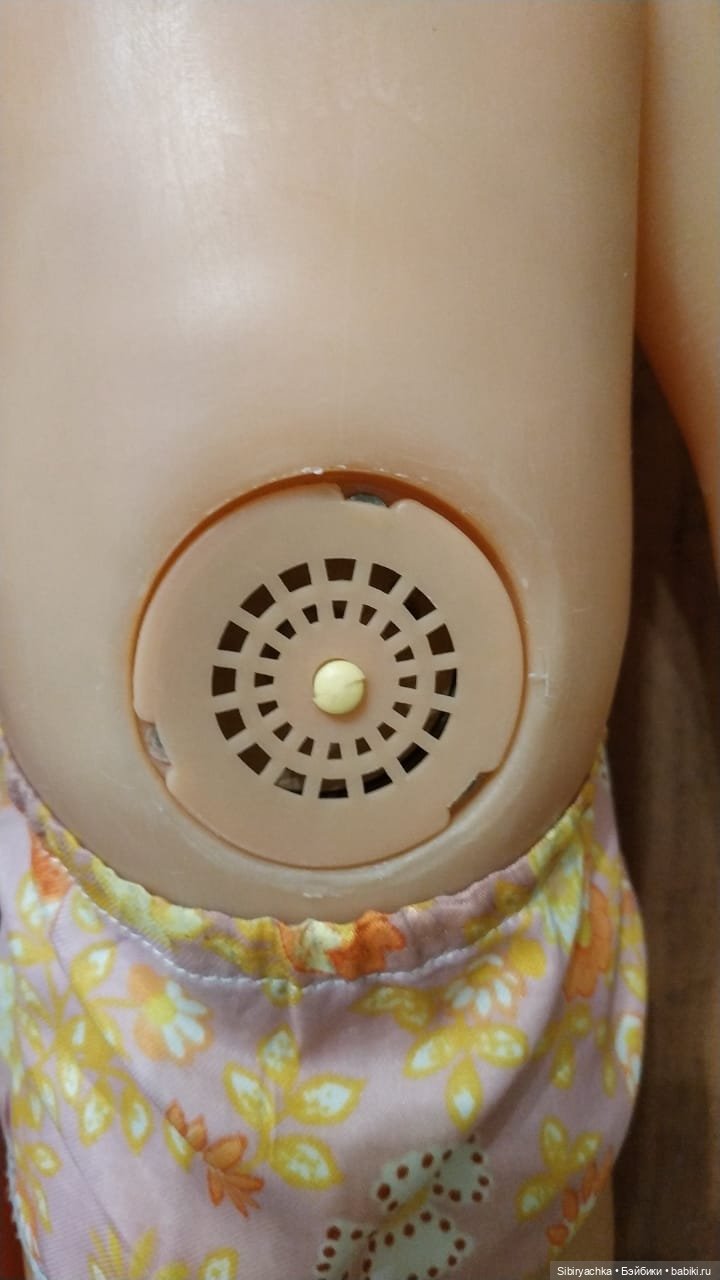 Девочки в платьях их ацетатного шёлка из далёкого прошлого