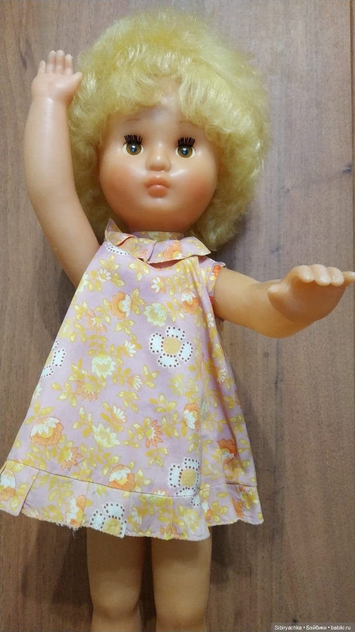 Девочки в платьях их ацетатного шёлка из далёкого прошлого