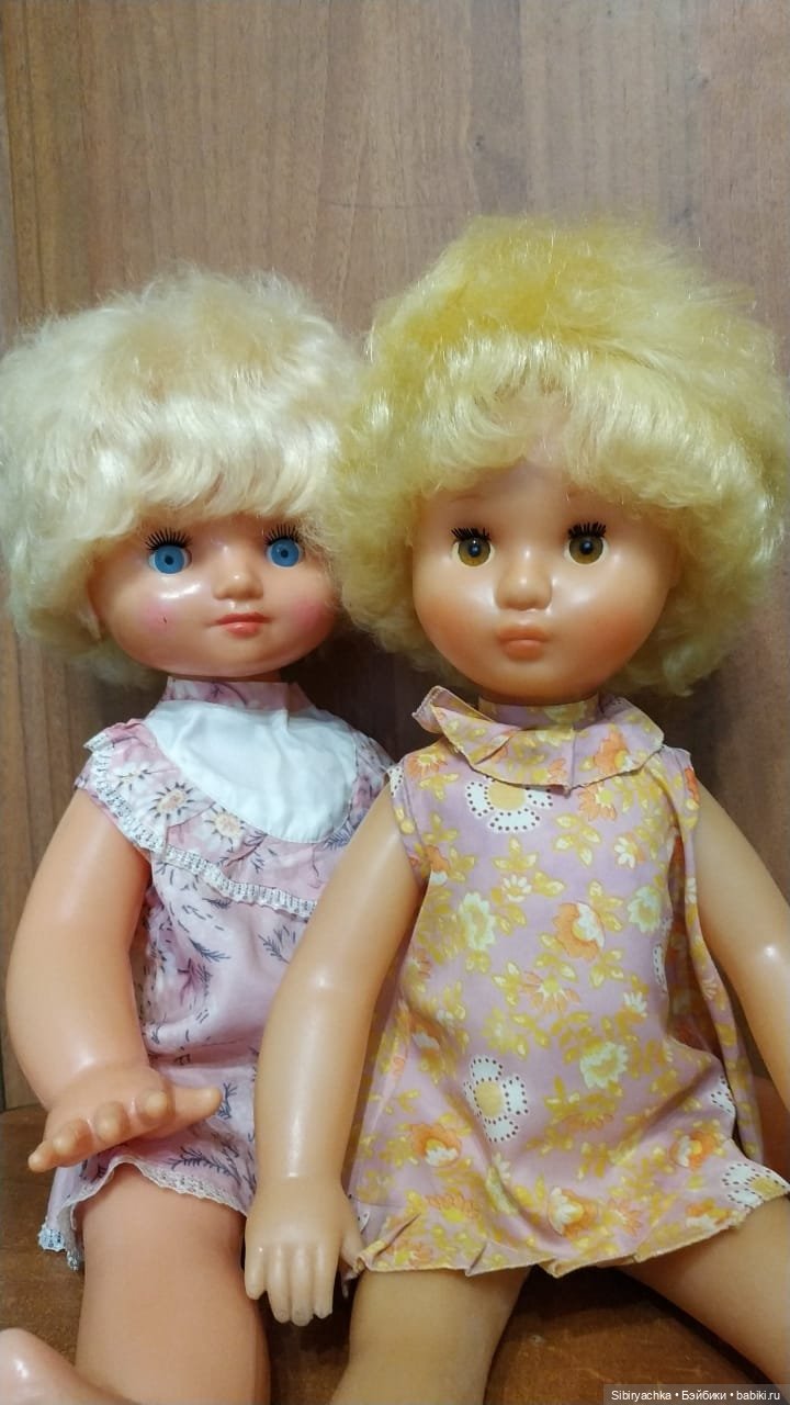 Девочки в платьях их ацетатного шёлка из далёкого прошлого