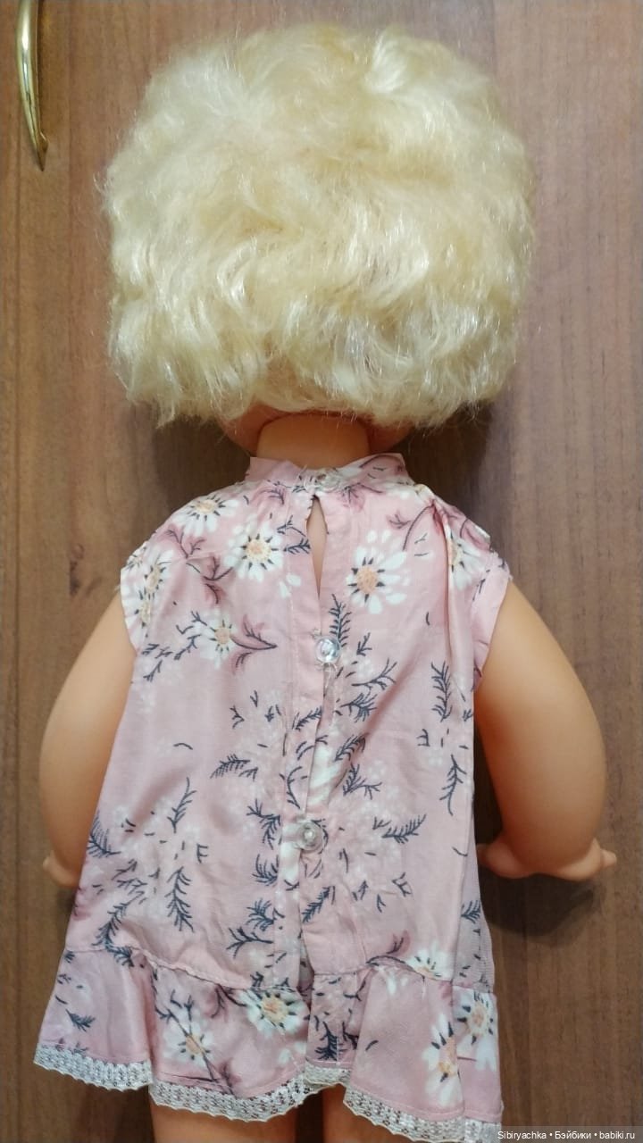 Девочки в платьях их ацетатного шёлка из далёкого прошлого