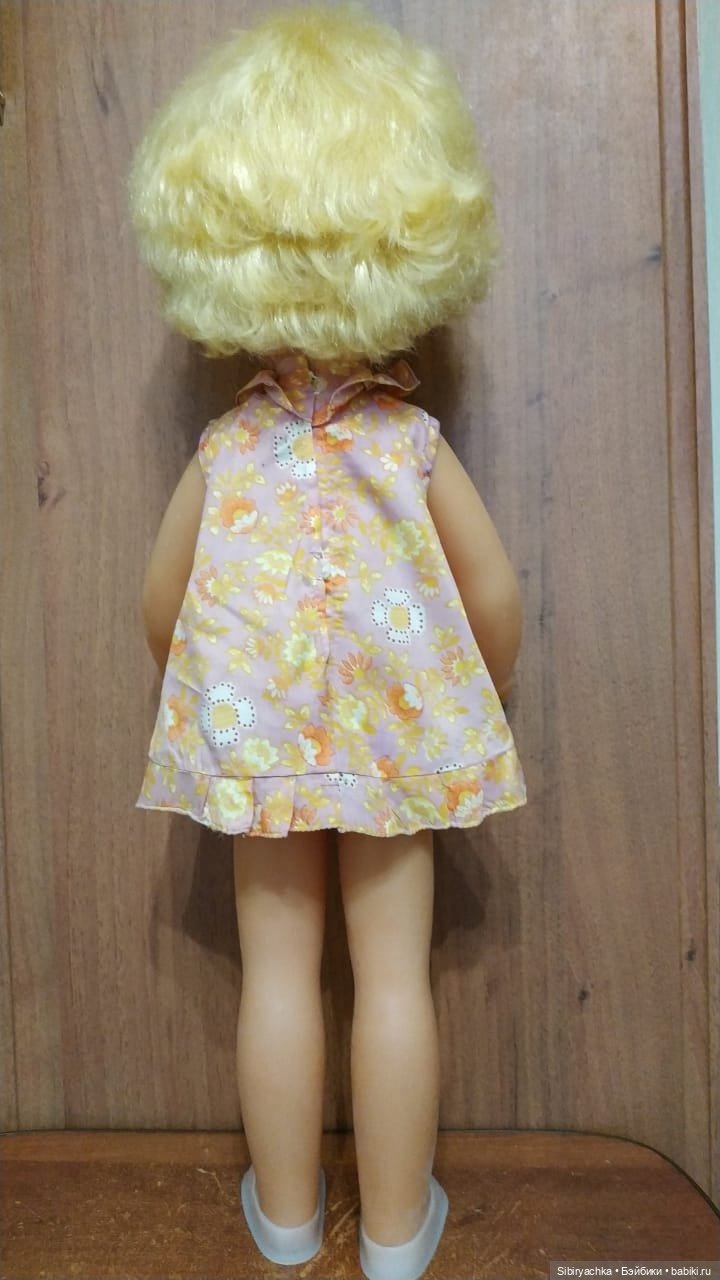 Девочки в платьях их ацетатного шёлка из далёкого прошлого