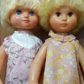 Девочки в платьях их ацетатного шёлка из далёкого прошлого.